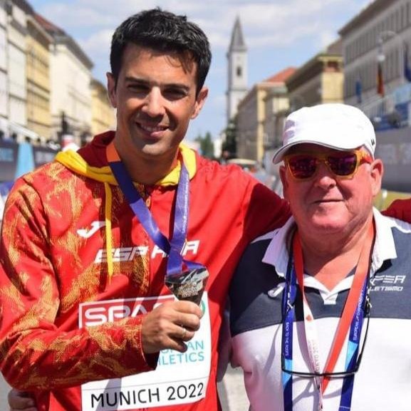 atletismoRFEA's tweet photo. Los cromos de José Antonio Carrillo en #Munich2022 🖼️

🥇 35 km marcha de @MA_LopezNicolas 
🥇 20 km marcha de @Alvaroatletismo 

Un entrenador de referencia 🔟

#EspañaAtletismo #PasiónPorCompetir https://t.co/lLVYNlbQeb