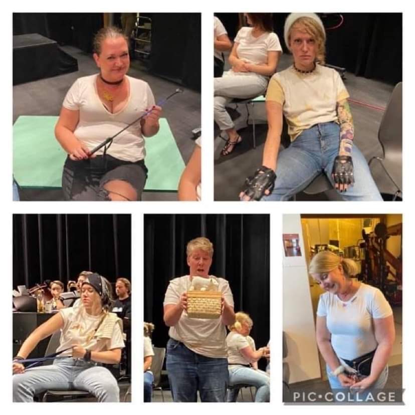 SkalaOperakor's tweet photo. Spice up your life i dag kl 17! 

Forestillingen Suor Angelica byr på egne Spice Girls:

Fra øverst til høyre: 
Gunhild - posh spice
Pernille - scary spice 
Ipek - sporty spice
Hege M - ginger spice 
Hege K - baby spice

Sees på Lørenskog hus! 

#vikenoperaakademi #skalaoperakor https://t.co/exeYySYenj
