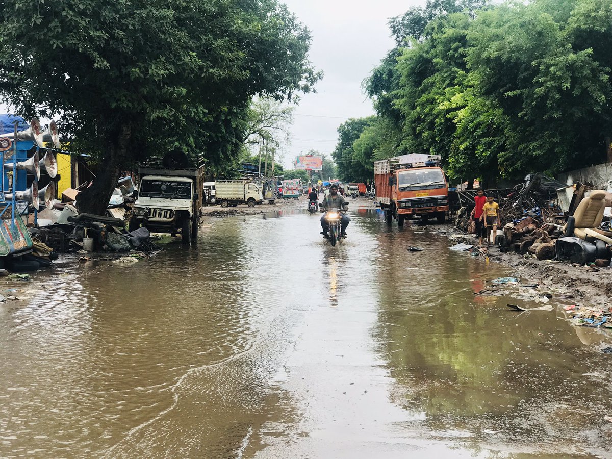 Jaswantsinghmla's tweet image. विधानसभा क्षेत्र #बाड़ी के सैंपऊ क़स्बे में बहती विकास की गंगा .....फ़र्क़ बस इतना है की रोड पर बह रही है 
#Currption 
@BJP4Rajasthan @RajCMO @ashokgehlot51 @DholpurDm