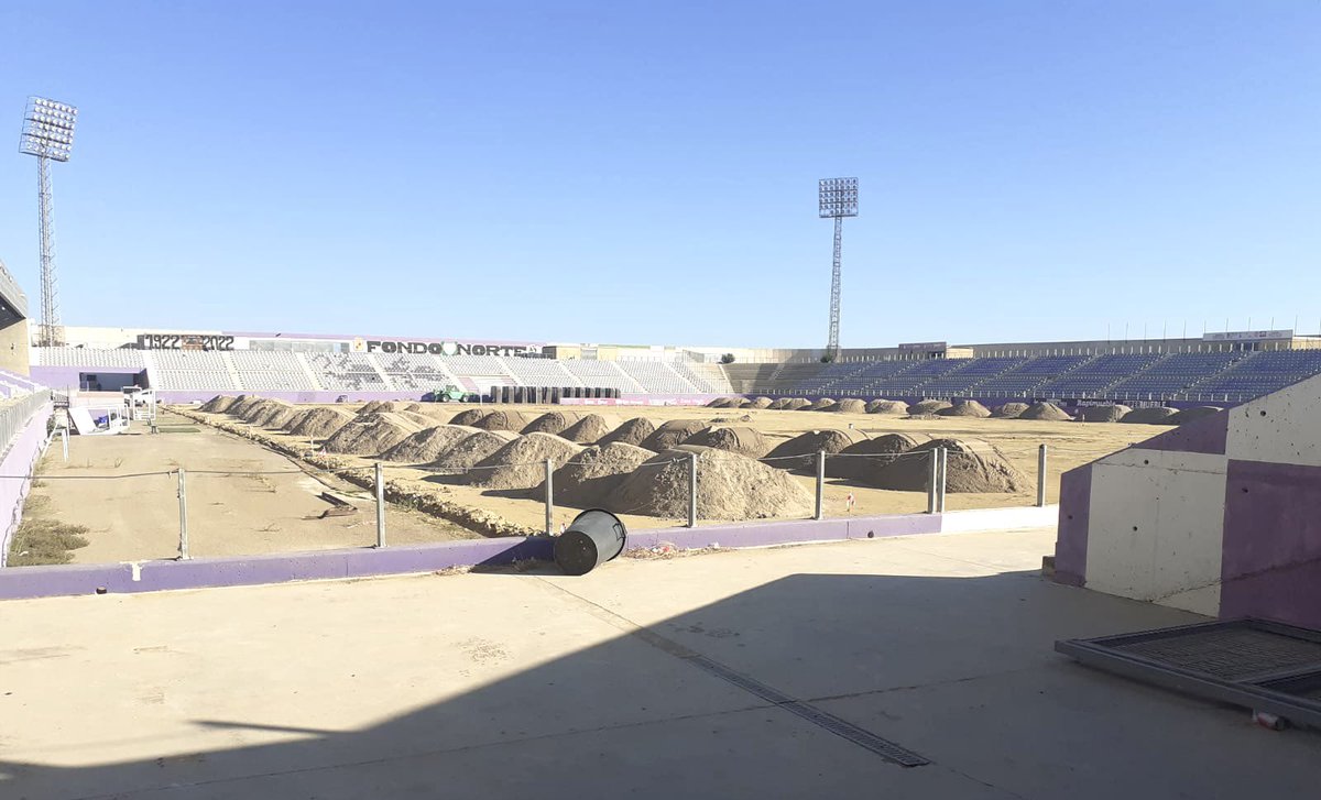 jmertru's tweet photo. Estadio de la Victoria ayer día 19 Agosto, alguien del @AytoJaen tiene q decir algo?? Según el concejal estaba la obra en plazo. Cuando podremos empezar a jugar en nuestro campo en el año del centenario?? Nos toman por tontos 
#ridiculo 
@RealJaenCF @CanalLagarto https://t.co/MYeVZjg2UZ