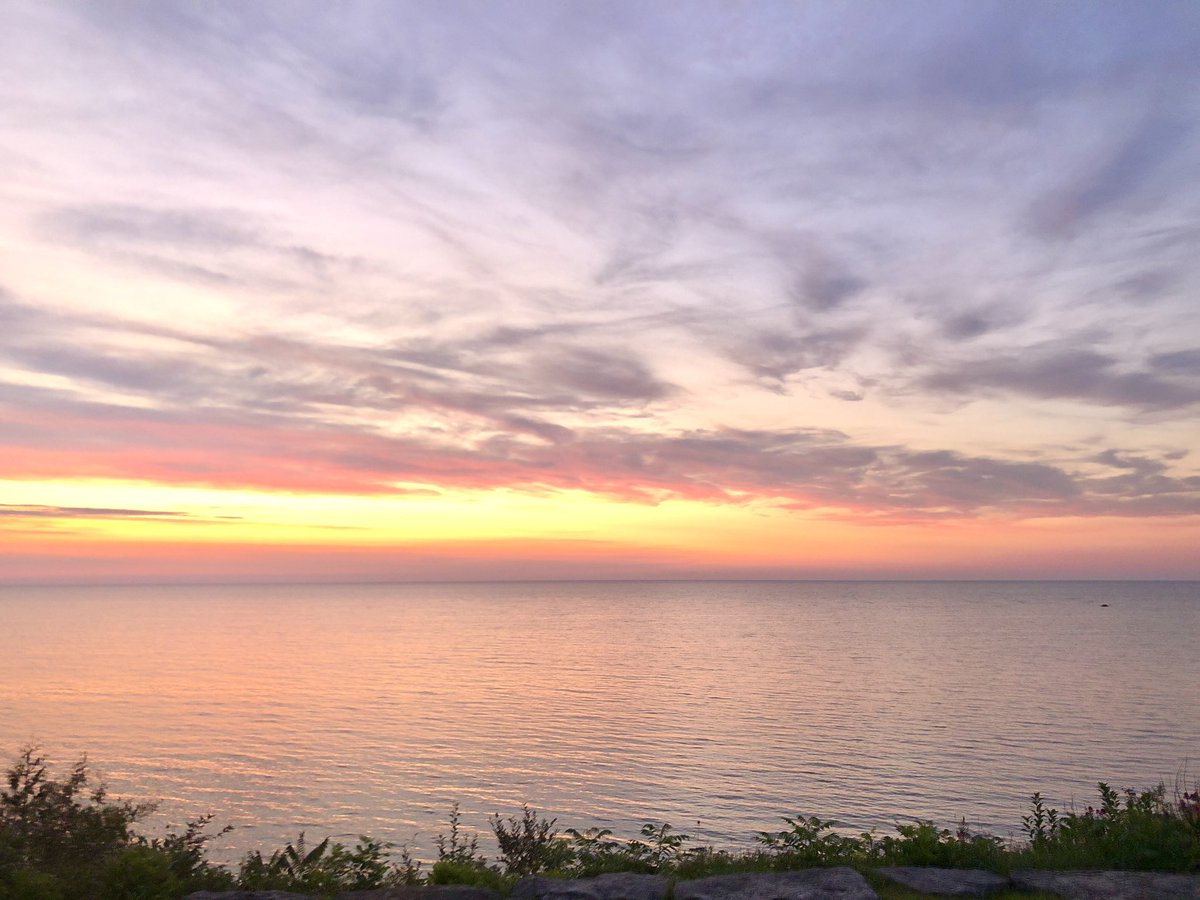 wandaeichler's tweet image. It’s 69 degrees. The sun came up as a red orb at 6:40. I turned on a lamp to write in my diary in the time before sunrise. #GreatLakes #LakeHuron #MichiganSummer