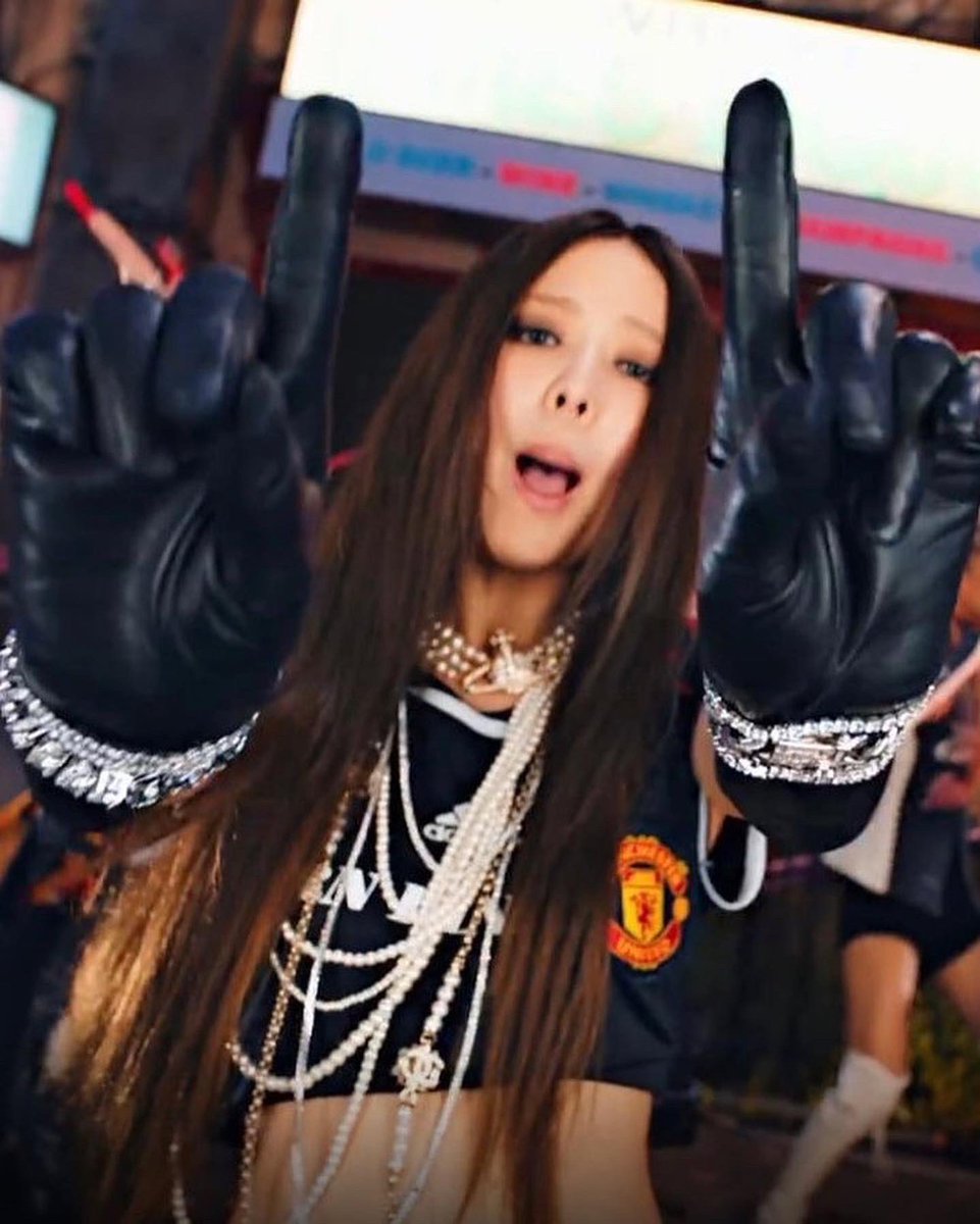 ManUtd_MY's tweet photo. Sikok bagi duo ❌
Pink Venom ✅

Bukan bise bise ni Jennie! 😍

#BLACKPINK https://t.co/fqG5iXFMsj