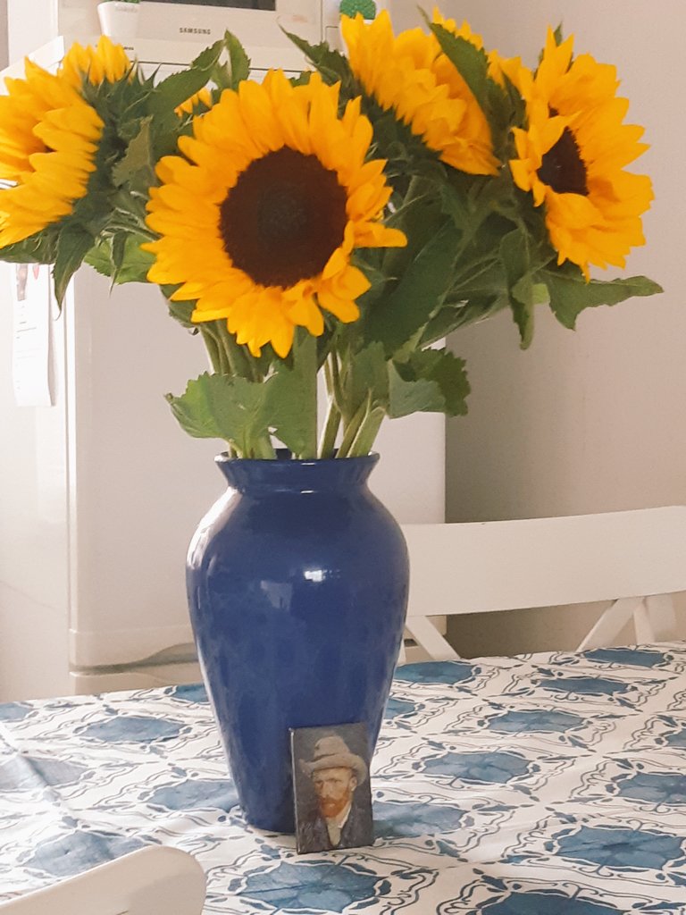 Ik ben een #VanGoghGekkies Vanochtend bracht ik een #Mooie bos #Zonnebloemen bij Moeder DeBeer langs 🌻🌻🌻🌻

Veel liefs Erik Heijkoop #Posisoof #Sliedrecht #Rotterdam