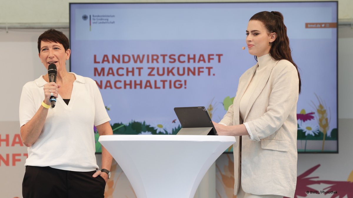 Tag der offenen Tür im #BMEL. Schon am Vormittag war was los. Was macht eine Staatssekretärin und wer arbeitet hier überhaupt - das erklärte Stin <a href="/bender_silvia/">Silvia Bender</a>.

Außerdem zeigen wir, wie jeder beim #Bienenschutz mitmachen kann. Und erklären die Welt aus Sicht einer Kuh.
#TdoT22