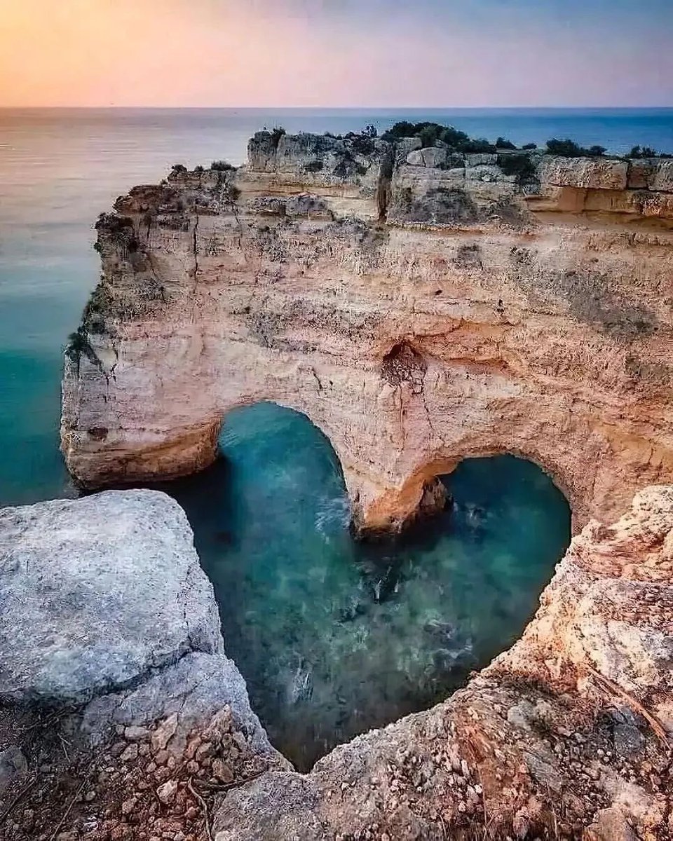 Praia da Marinha, una costa rocciosa a forma di cuore ad Algarve, Portogallo