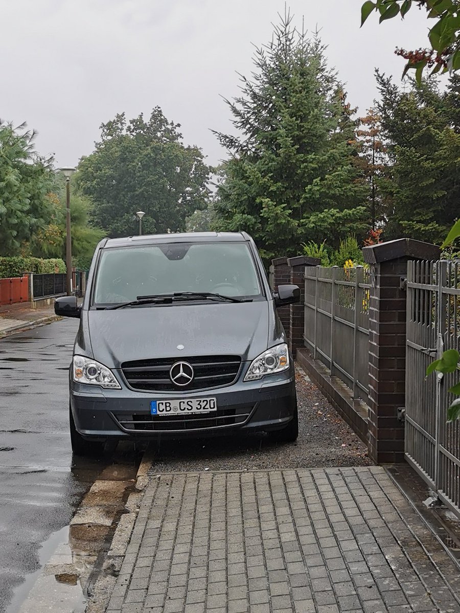 gehweghelden's tweet photo. #Gehwegblockierer #Bachstraße @Stadt_Cottbus @PolizeiBB #CB_CS320 Danke 👌 #Parkdeppen #RuntervomGehweg #keineEinbahnstraße https://t.co/DXxfraxV4V