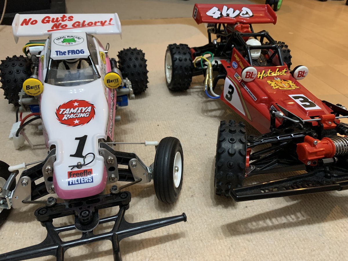 hirofx0927's tweet photo. 当時、買ったもらったラジコン。
ポルシェは走行開始数分後にノーコンによって壁に激突してシャーシが割れてしまい、走行不能にwアウディはマイティフロッグやホットショット勢に全く歯が立たず、新たなマシン、オプティマに熱中していきました。その後オプティマにも切ない出来事が起こりました。w https://t.co/xE4eIKxvH0