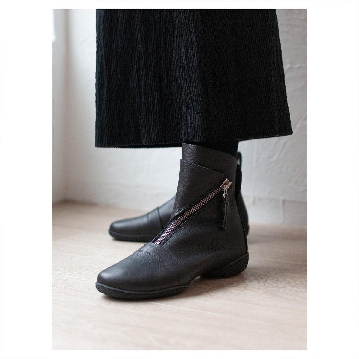 trippen_japan's tweet photo. 「Berlin」
Cup Collection
black-waw
women
ベルリンと名前の付いたショートブーツ。軽さのあるカップコレクションです。
#trippen
#trippenshoes
#トリッペン
#BERLIN
#cup
#berlin
#ショートブーツ
#cupcollection
#madeingermany https://t.co/gjzlsOwVVk