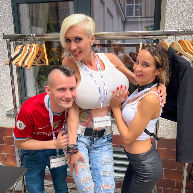 Can't stop laughing with my friends @sam_bourne11 and @FrancysBELLE 😜 @XBIZ 🇩🇪 https://t.co/PyBSnPKo<a class="tags" href="/tag/sam_bourne11">@sam_bourne11</a>