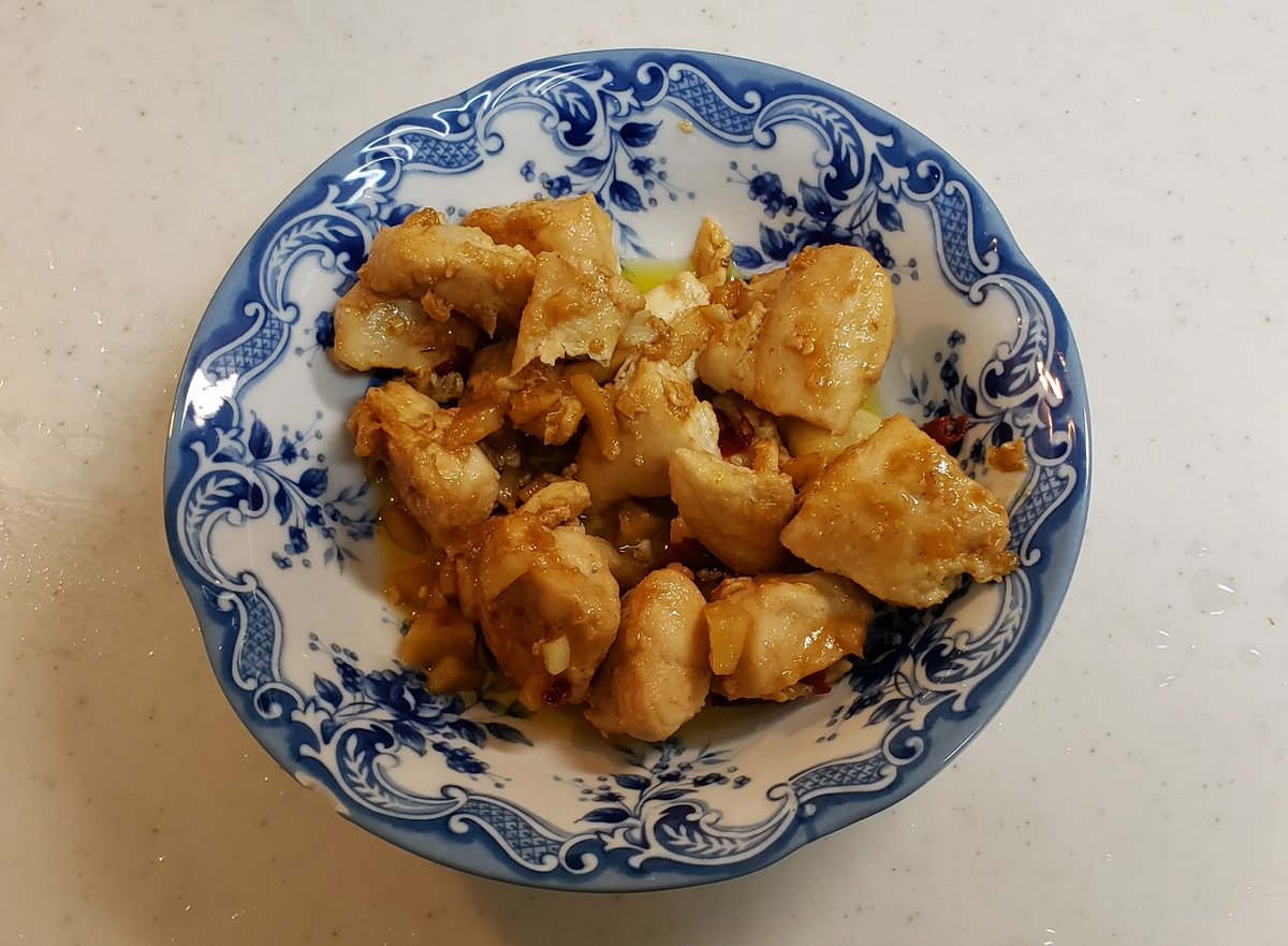 お腹減ったので夕飯に鶏むね肉200g焼いて頂きました☺️
オリーブオイルとニンニクと唐辛子を使いアヒージョっぽくして醤油も少々。パセリも入っております🥰
🍗🍖🧄🧀🧅
#料理 #夕飯 #健康 #筋トレ #運動 