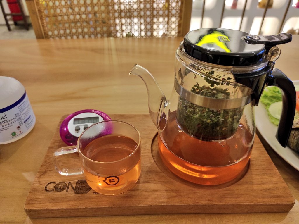 Tiap pulang pergi kerja lewatin gw kira boba bobaan, pas mampir wow excited bgt ternyata ini kedai artisan tea super lengkap dan cozy. 

Gokil, variasi tehnya lebih banyak dari teapotto yg di bandung. Lo yg suka teh wajib cobain sih, tehnya enak bgt 😭