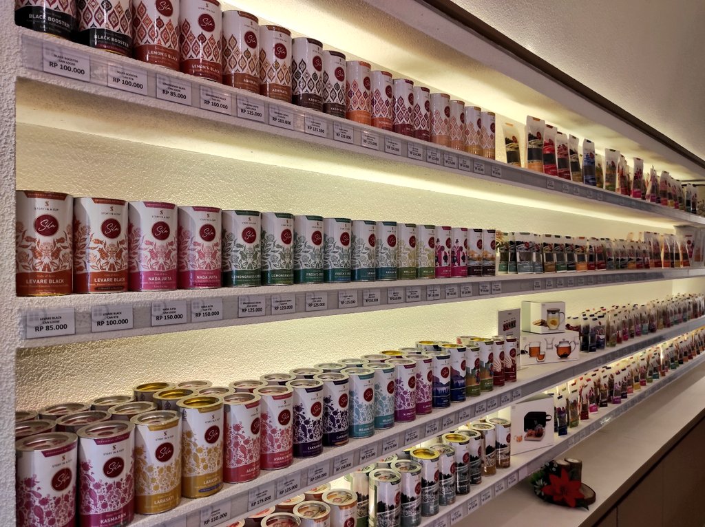 Widino's tweet photo. Tiap pulang pergi kerja lewatin gw kira boba bobaan, pas mampir wow excited bgt ternyata ini kedai artisan tea super lengkap dan cozy. 

Gokil, variasi tehnya lebih banyak dari teapotto yg di bandung. Lo yg suka teh wajib cobain sih, tehnya enak bgt 😭 https://t.co/yO7YlPrfNk