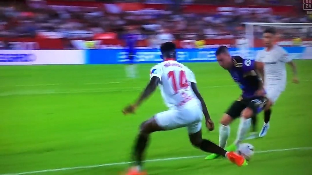 ArchivoVAR's tweet photo. ⚠️ Aclaración del posible penalti de Nianzou a Guardiola.

NO es penalti. El central del Sevilla puntea el balón antes de impactar en la pierna del delantero visitante.

Correcta decisión de Pulido Santana en el campo e Iglesias Villanueva desde el VAR. ✅ https://t.co/syWl12Q7px