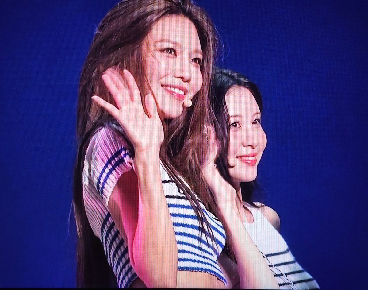 seosal2's tweet photo. #SooSeo moment β€ #SEOHYUN https://t.co/JqJIOcpwZd