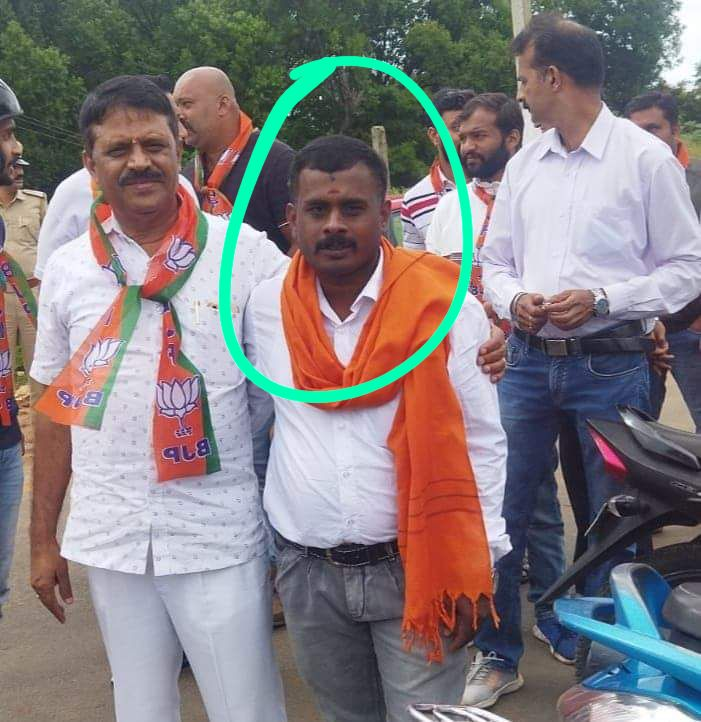 HateDetectors's tweet photo. He is #Sampat, who threw eggs on #Siddharamaih's Vehicle in #Kodagu. He claims he is #CongressWorker.
#BJP Shared his pic with #CongressFlag & #Congress shared his 2 photos, one in #RSS uniform & other with #SaffronShawl standing next to #Madikeri BJP MLA #AppachuRanjan. https://t.co/eWT9RBSuFp