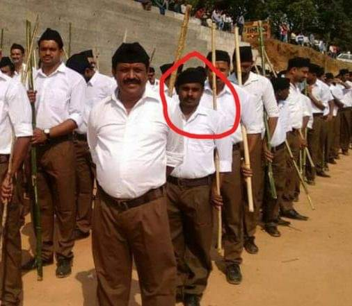 HateDetectors's tweet photo. He is #Sampat, who threw eggs on #Siddharamaih's Vehicle in #Kodagu. He claims he is #CongressWorker.
#BJP Shared his pic with #CongressFlag & #Congress shared his 2 photos, one in #RSS uniform & other with #SaffronShawl standing next to #Madikeri BJP MLA #AppachuRanjan. https://t.co/eWT9RBSuFp