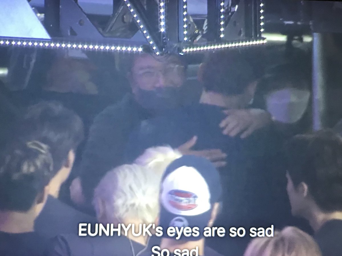 oshcuddles's tweet photo. LSM hugged the members as follows Kyungsoo, Jongdae, Jongin, Minseok, and Junmyeon https://t.co/ZcIqnUwCFA