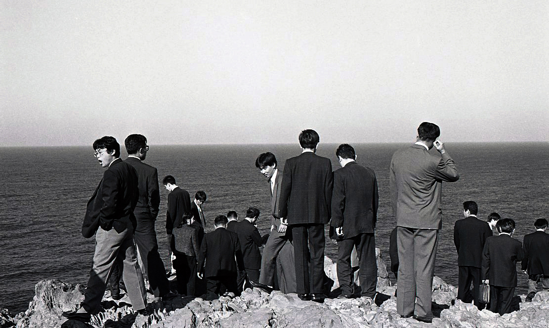 MiyajimaKei's tweet photo. 1996.10.30 Tojinbo Sakai City, Fukui Prefecture #photo #photography #モノクロ写真 #streetphotography #blackandwhite #monochrome #japaneselandscape #japan1990s #retrospective #柱状節理 #columnarjoint 柱状節理。マグマが海水で冷却固結し、4~6角状に垂直に亀裂して発達した岩壁とのこと。 https://t.co/wDyyrmATl6