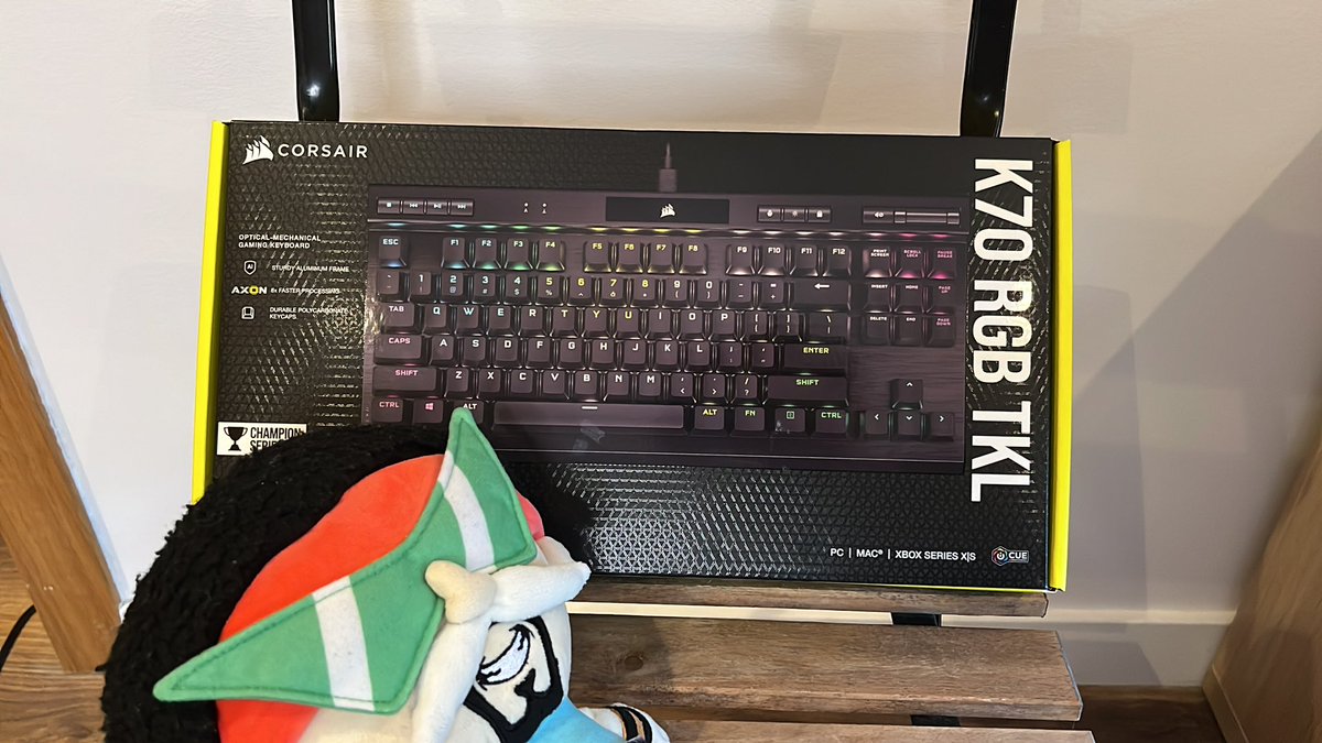 Hiperop's tweet photo. Sorteo este pedazo teclado de @CorsairSpain (mini hiper no incluido) entre todos los que den RT a este tweet. Válido solo para España, y en una semana saco al ganador 🤝🏼❤️ https://t.co/0T06gOrojX