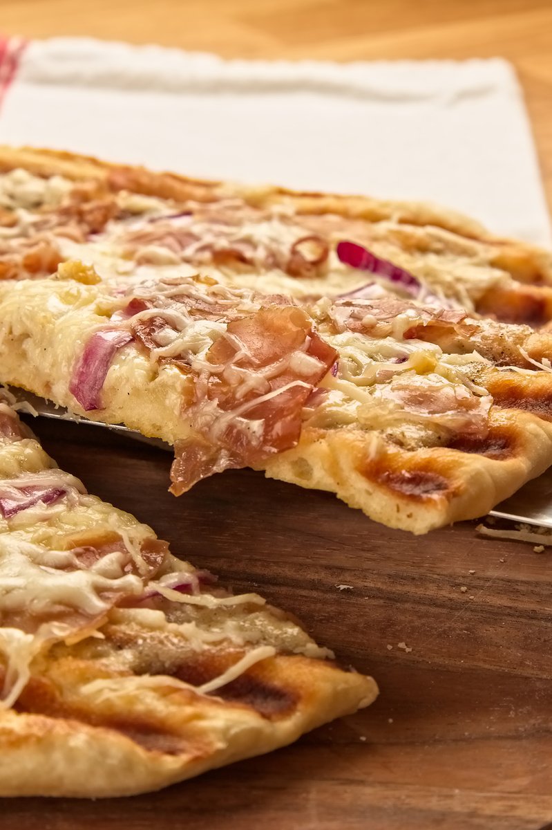 SethGoldRealtor's tweet photo. Ready to expand your grilling game to include pizza? #cookout #recipes  https://t.co/SM5HMzOmwJ https://t.co/kaDWGpqUmL