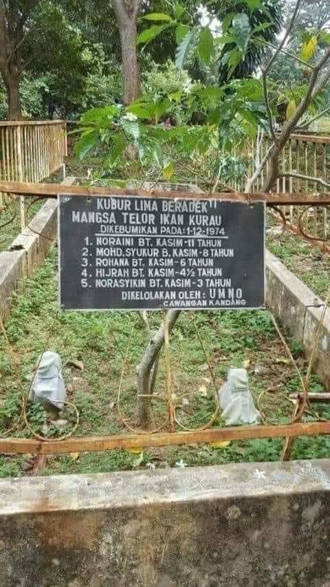 MySamudera's tweet photo. Kisah lama yang ramai tak tahu...

Menurut cerita, si ayah beli telur ikan kat Pasar Melaka untuk makan sekeluarga. Masa tu Pasar Melaka kat tepi sungai Kampung Jawa tu.

Penjual kata tu telur ikan kurau tapi sebenarnya telur ikan buntal yang beracun.

Menurut kata si ayah... https://t.co/8HTjMIHsVv