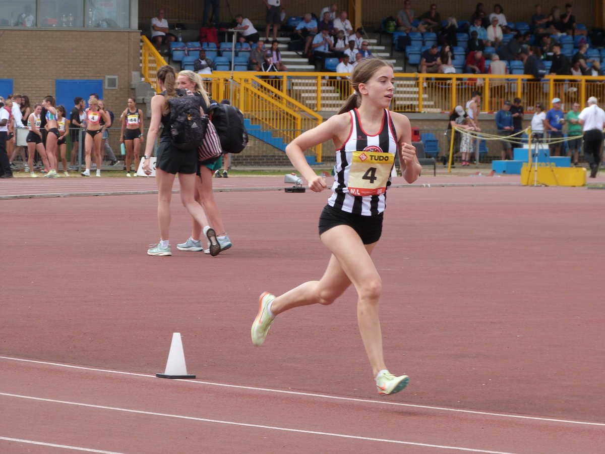 In the women's 800m, Rachel Pearlman takes 6th place with a time of 2:32.25sec. #NALfinal