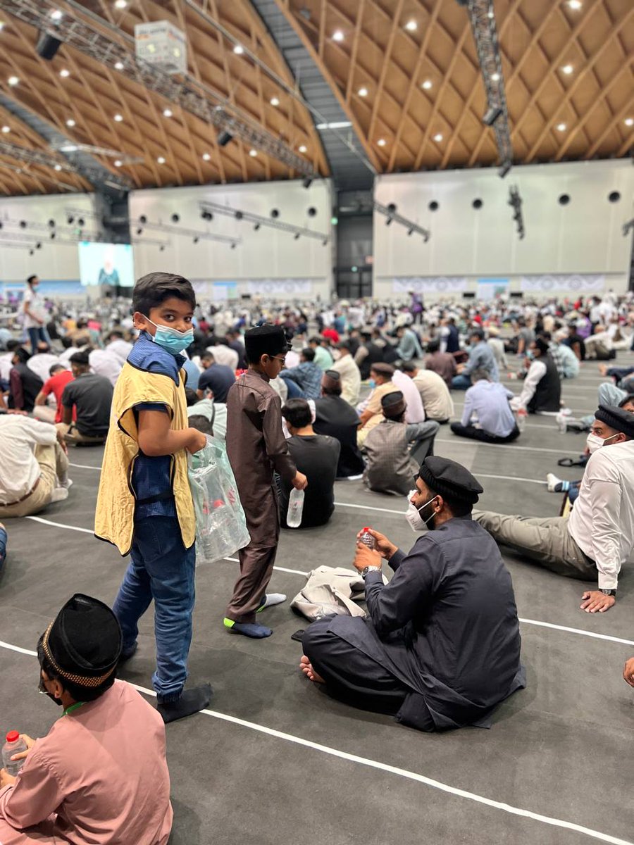 atfal_de's tweet photo. Atfal aus ganz Deutschland machen Duty bei der Wasserabteilung. Sie sind ein ganz besonderer und sehr wichtiger Teil der Jalsa, denn bei diesem warmen Wetter ist es wichtig hydriert zu bleiben. 
#jalsasalana
#jalsa
#jalsagermany #jalsaconnect #jalsa2022 #jalsauk #jalsadeutschland https://t.co/l0Qp5M5c1Z