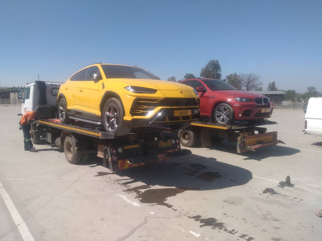 ZBCNewsonline's tweet photo. Justice Mayor Wadyajena's luxury cars are being towed off from the Beitbridge Border post. They are said to be taken back to Harare ZACC offices https://t.co/kiPoKjI63Y