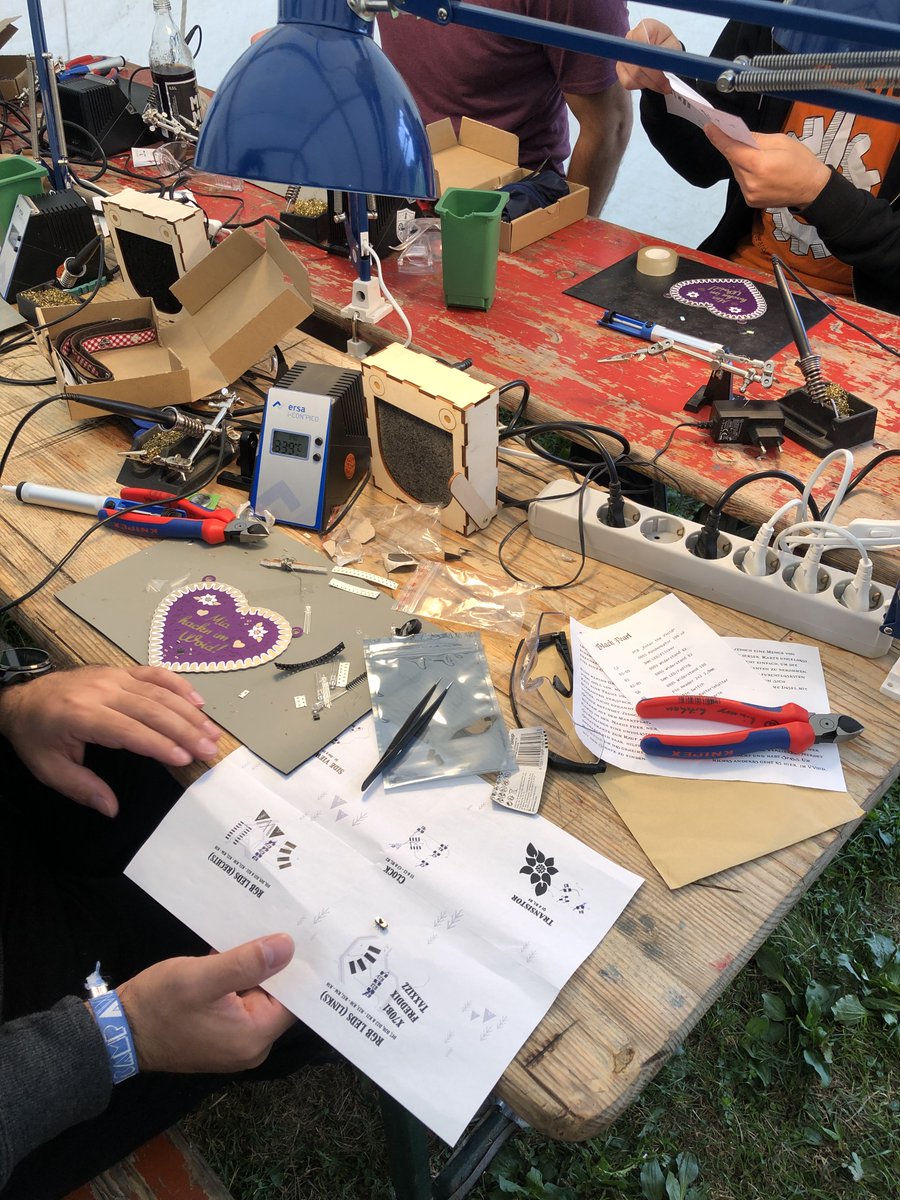 VVoid_Camp's tweet photo. Im Hackcenter ata Zinngießerei wird gelötet #VVoidCamp #VVoidCamp2022 https://t.co/r9eHarvJrE