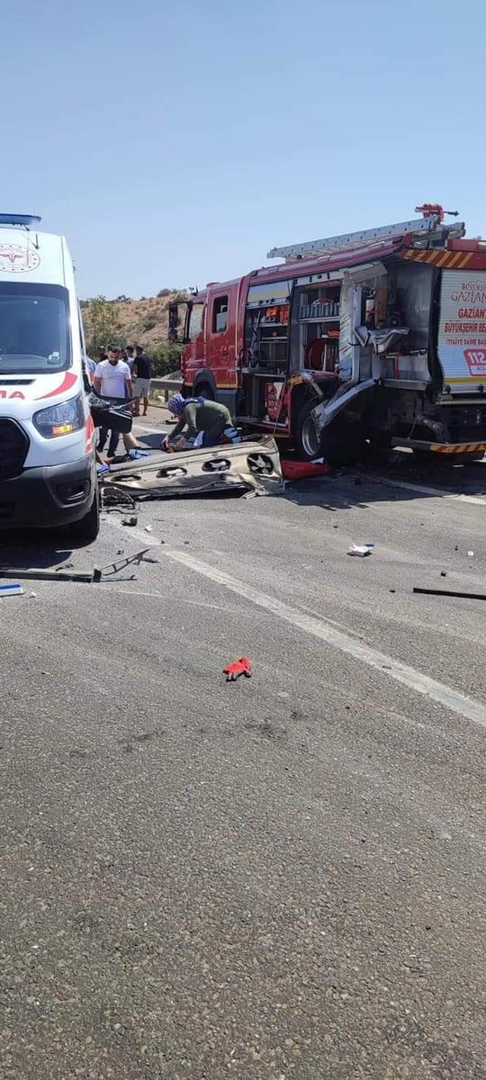 #Gaziantep te trafik kazasına müdahaleye giden sağlık çalışanları ve itfaiye çalışanlarına yoldan geçen otobüsün çarpması sonucu adeta katliam gibi bir kaza olmuştur

Başta sağlık çalışanları olmak üzere 
Vefat eden vatandaşlarımıza ve kederli ailelerine başsağlığı dileriz