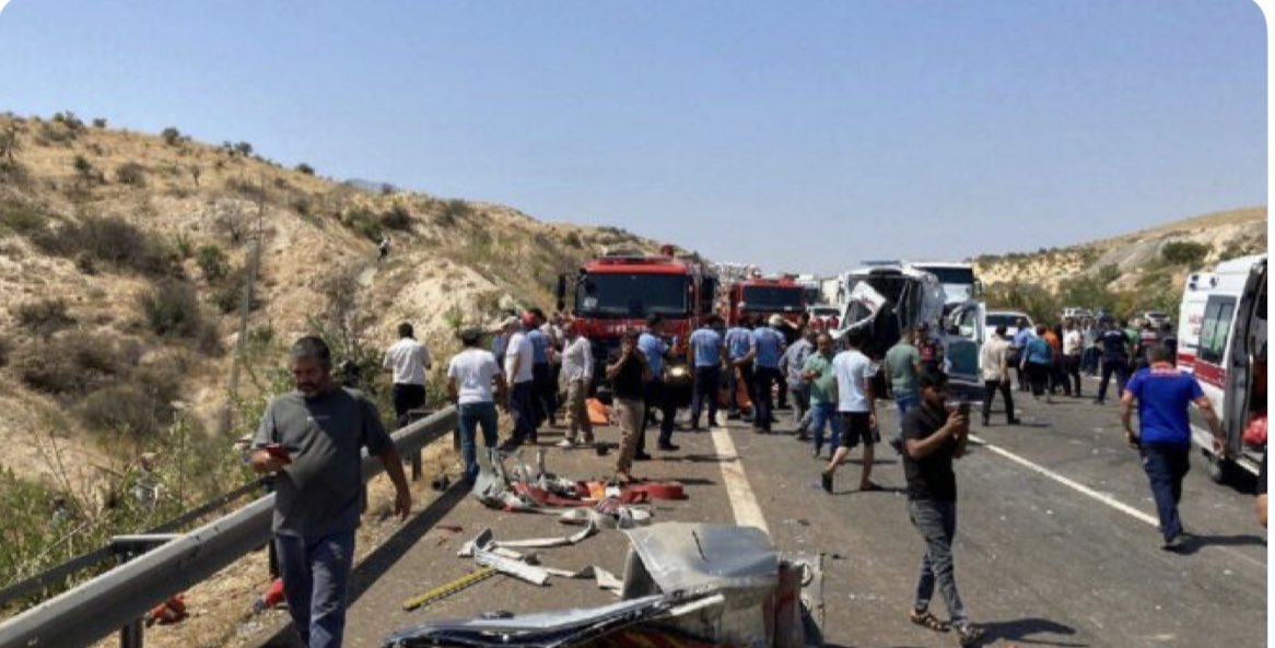 Gaziantep'teki trafik kazasında hayatını kaybedenlerin sayısı 16'ya yükseldi.. Hayatını kaybedenlere Allah'tan rahmet Dillerim ailelerine de başsağlığı dilerim. 😿