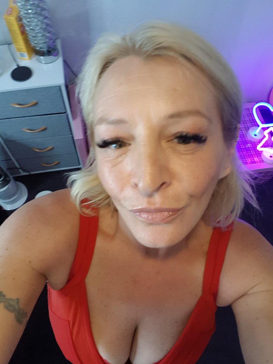 ChantelleKitt69's tweet photo. The difference when you use a filter, same day, same time. Thoughts?! #TeamNatural #TeamChan #camgirl #chaturbate #milf #onlyfans https://t.co/PlCxCbqCNG