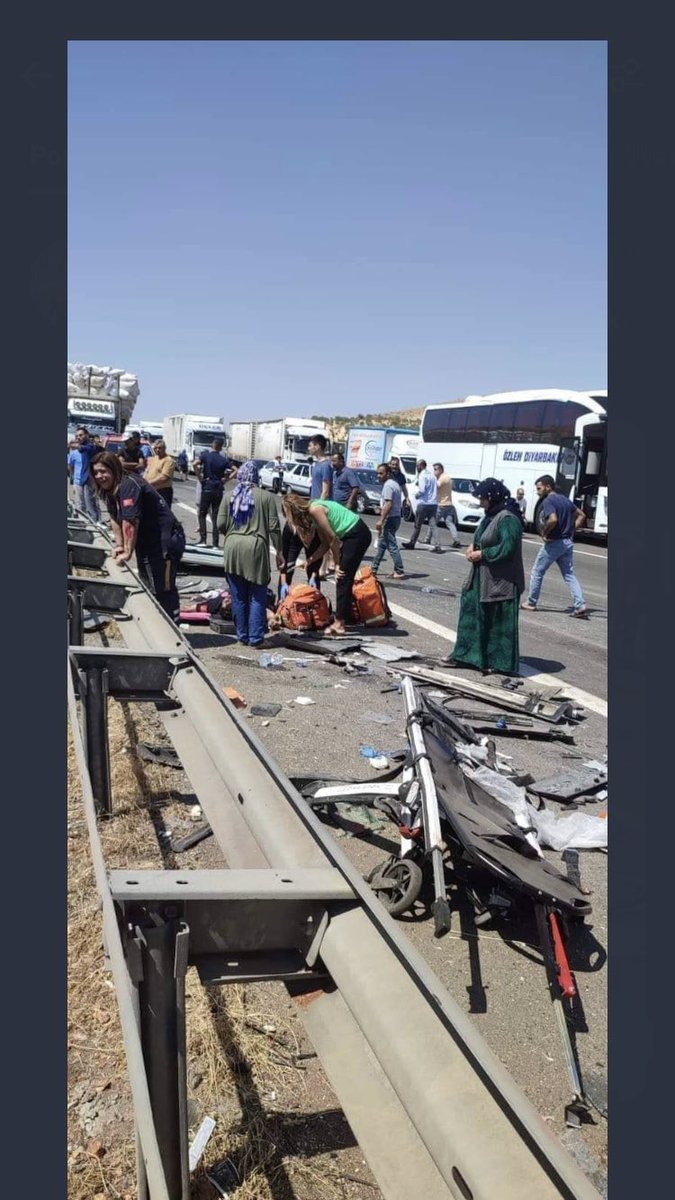 Hasanzgin3's tweet photo. Korkunç bir kaza☹️ Rabbim ailelerine, yakınlarına sabır versin. Mekanları cennet olsun inşallah🤲🏾 #Gaziantep https://t.co/LYTehSwxjh