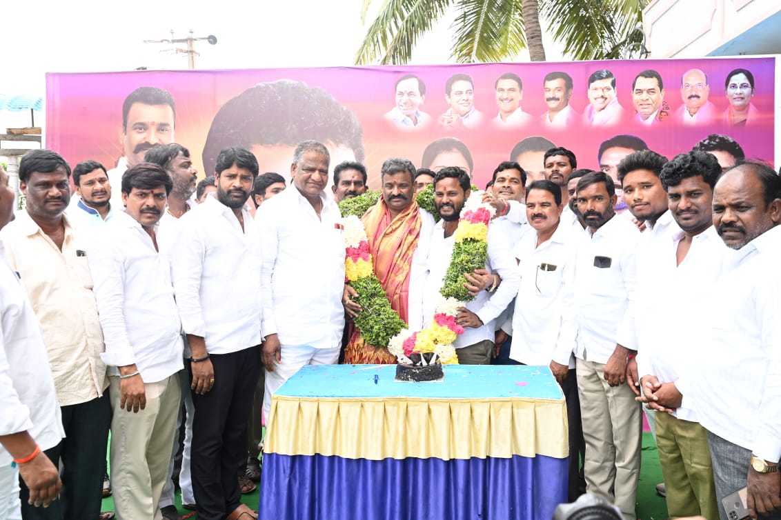 NMRPTC's tweet photo. బొల్లారం మున్సిపల్ చైర్మన్ కొలన్ రోజాబాల్ రెడ్డి @BalreddyKolan గారి జన్మదిన సందర్భంగా వారి నివాసంలో బాల్ రెడ్డి గారికి పుష్పగుచ్చం ఇచ్చి  శాలువాతో సత్కరించి జన్మదిన శుభాకాంక్షలు తెలియజేసిన తెరాస రాష్ట్ర నాయకులు నీలం మధు ముదిరాజ్... https://t.co/UtZkz5vQVP