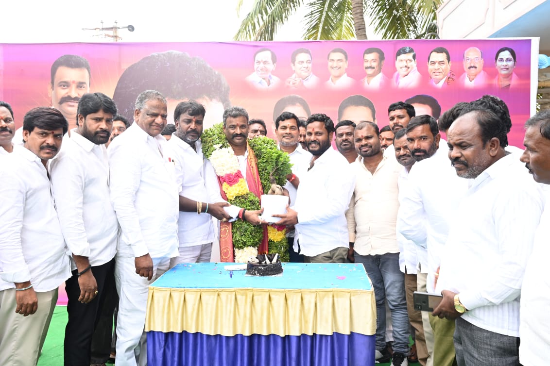 NMRPTC's tweet photo. బొల్లారం మున్సిపల్ చైర్మన్ కొలన్ రోజాబాల్ రెడ్డి @BalreddyKolan గారి జన్మదిన సందర్భంగా వారి నివాసంలో బాల్ రెడ్డి గారికి పుష్పగుచ్చం ఇచ్చి  శాలువాతో సత్కరించి జన్మదిన శుభాకాంక్షలు తెలియజేసిన తెరాస రాష్ట్ర నాయకులు నీలం మధు ముదిరాజ్... https://t.co/UtZkz5vQVP