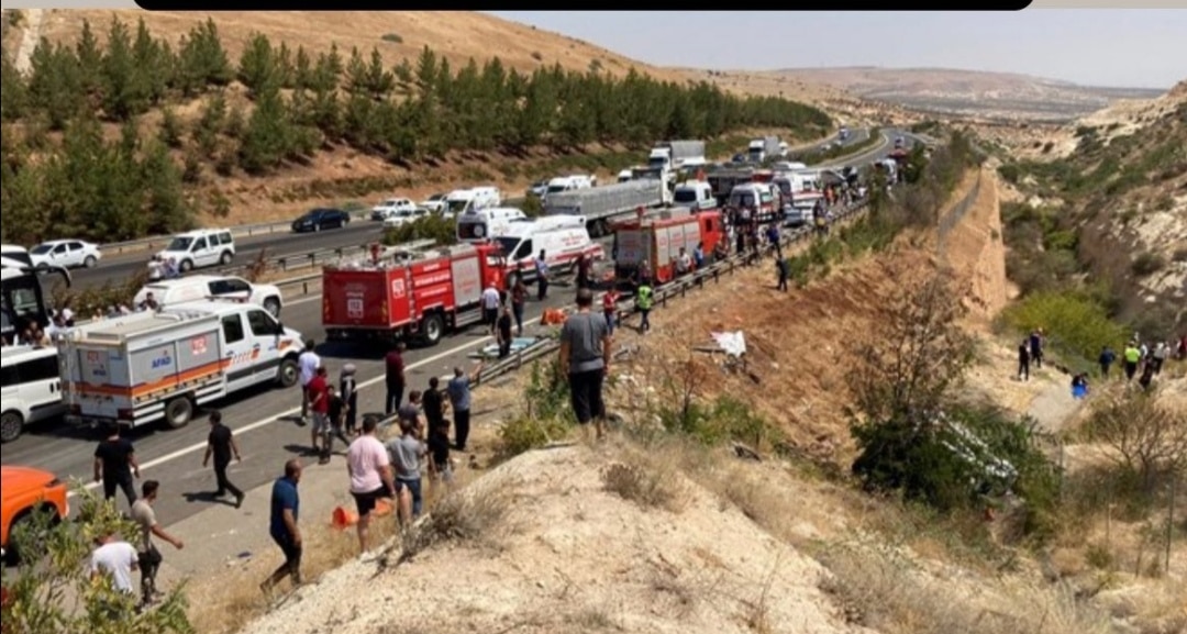 PartiSiirt's tweet photo. Gaziantep Nizip Otoyolunda kazaya müdale eden 112 Sağlık, İtfaiye ve Polis ekiplerine çarpan otobüsün yan yatması sonucu ilk belirlemelere göre;
2 Sağlık Görevlisi, 2 İHA Muhabiri, 3 İtfaiyeci, 8 yolcu olmak üzere toplam 15 https://t.co/fN1bIfpqeK https://t.co/FTVSInXm6q