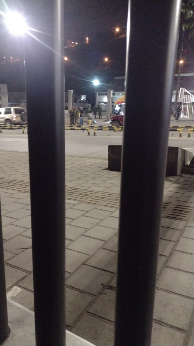 Brayan_garmo03's tweet photo. Preocupante la presencia del @COL_EJERCITO en la @UdenarDigital tras el.toque de bienvenida de semestre. Rectora @MARTHASOFIAGON1 qué información se tiene sobre esto?
Pasó anoche 19 de agosto, cuando la gran mayoría se había ido del evento. https://t.co/Dg3CD0ih7N