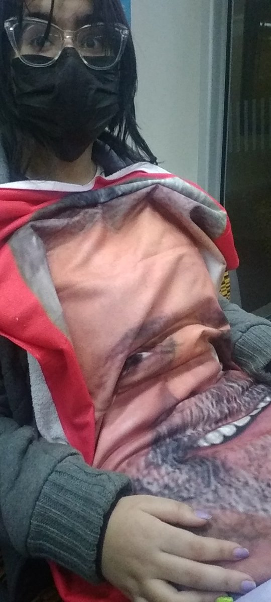 jijicontanova's tweet photo. Estamos a caminho do comício no Anhangabaú. Minha filha está fazendo questão de andar coberta pela toalha do Lula no metrô... 😄😊⭐
#LulaPresidente13 https://t.co/X6gEcwCe9F
