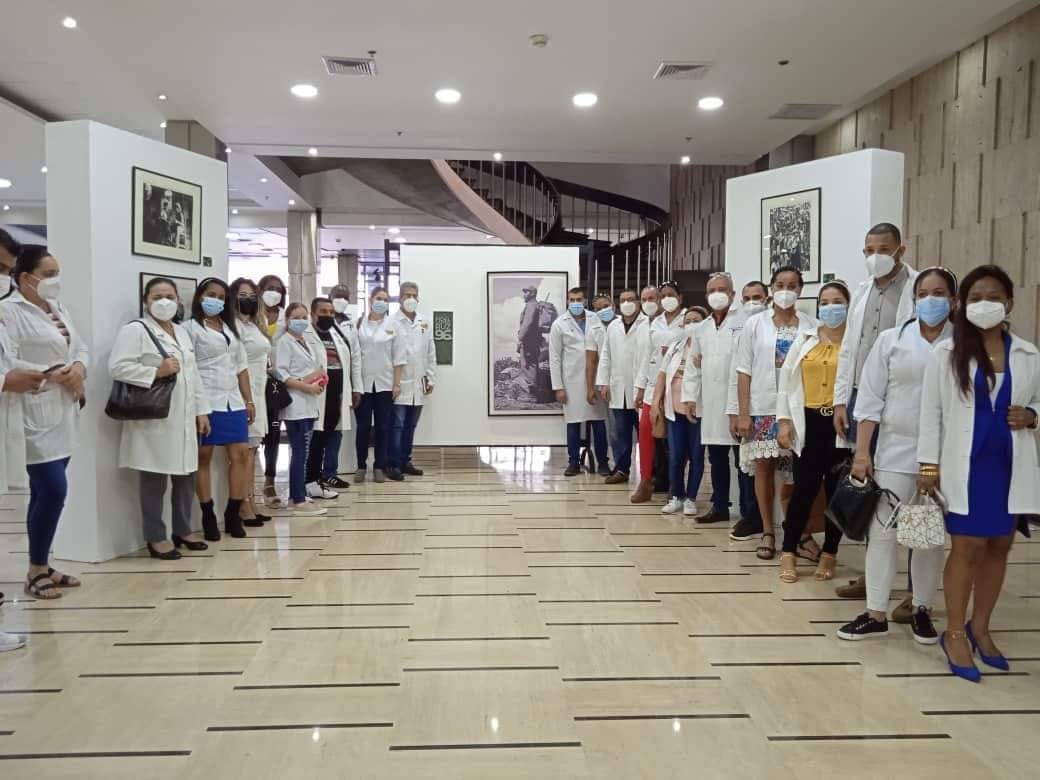 Colaboradores de la Misión Médica 🇨🇺 visitan la exposición de fotos dedicadas al 96 aniversario del natalicio del Comandante en Jefe Fidel Castro Ruz, ubicado en el Ministerio de Relaciones Exteriores de 🇻🇪.

#CubaPorLaPaz #CubaPorLaVida #CubaHonra