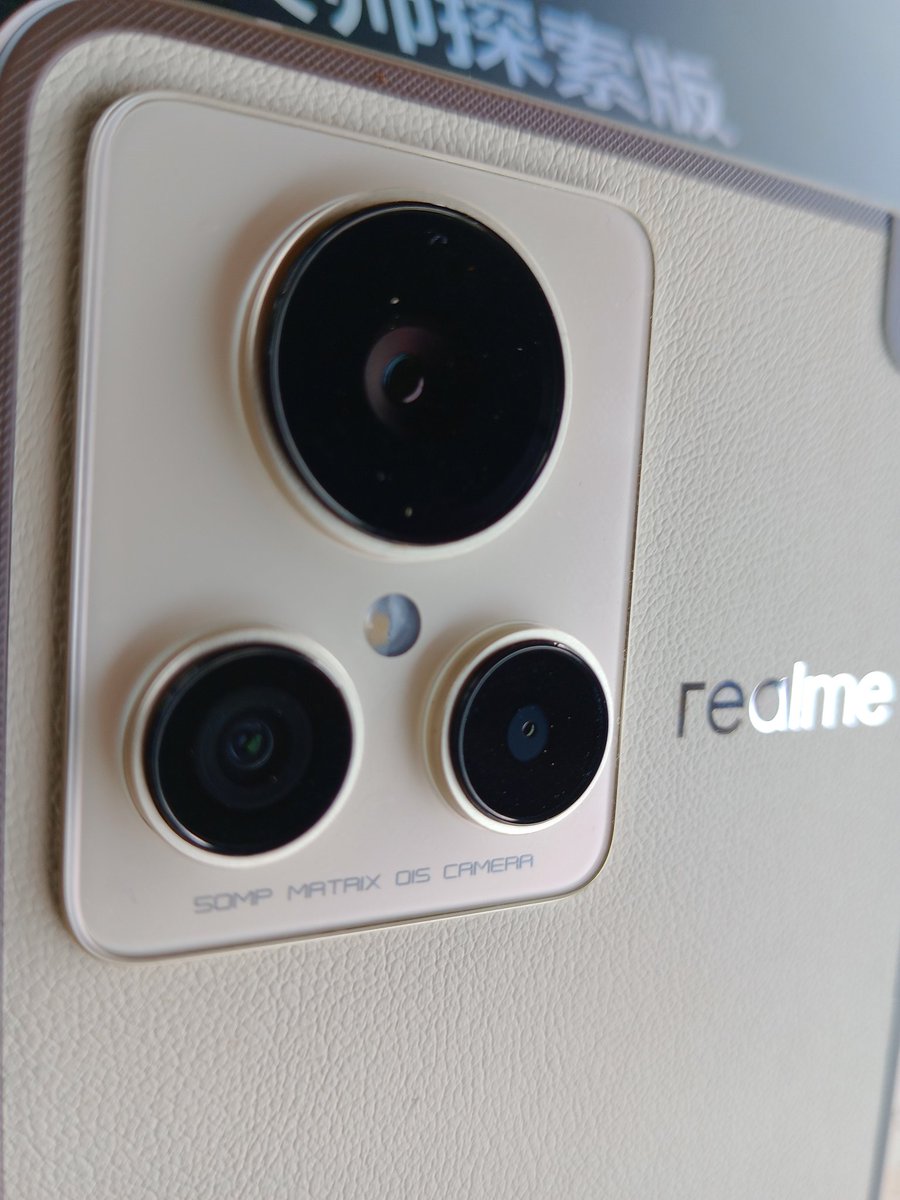 Nwanne_jason's tweet photo. The #realmeGT2ExplorerMasterEdition
6.7" FHD+ 120Hz 10-bit OLED Display
Snapdragon 8+ Gen1 
50MP IMX766 OIS Main
50MP 150 Ultra-wide-angle
3MP Microscope 40x magnification
16MP Front Camera
12GB LPDDR5X RAM -  256GB UFS 3.1 Storage
5000mAh battery
100W Fast Charging
@realmeglobal https://t.co/q2TSvtEKAc