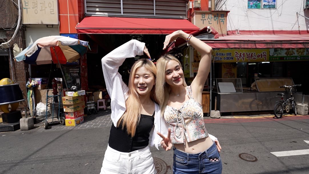 Bunterngonline's tweet photo. จบลงอย่างสนุกสนานกับกิจกรรม Virtual Tour In Korea Unlock the Local K-Cities
ที่ #ส้มมารี #PiXXiE เเละ #HiPrae พาคนไทยเที่ยวเกาหลี 3 เมืองใหญ่ผ่านไลฟ์สดกว่า 6 ชั่วโมง
#จับมือเที่ยวเกาหลีพาไลฟ์สดเที่ยว3เมือง
#KTOThailand #VisitKorea
ติดตามที่ ▶️https://t.co/K5eiec9DqV https://t.co/4nJWm0w0Rg
