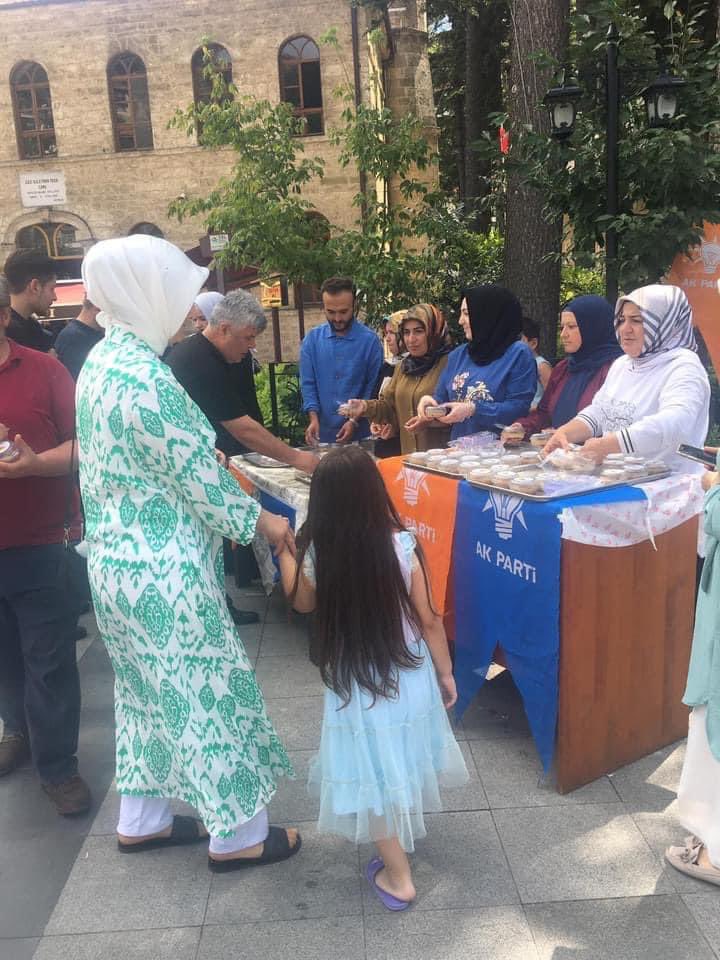 akgenlik_14's tweet photo. Göynük Ak parti ilçe teşkilatı olarak cuma namazı  çıkışında aşure dağıtımı gerçekleştirildi.  İlçe Başkanımız Mehmet Demiröz , Kadın kolları Başkanımız Fatma Kızılorman ve Gençlik kolları Başkanımız İsmail Demirdaş ve yönetimine katılım ve katkılarından dolayı teşekkür ederiz. https://t.co/vZcbWZuLGt