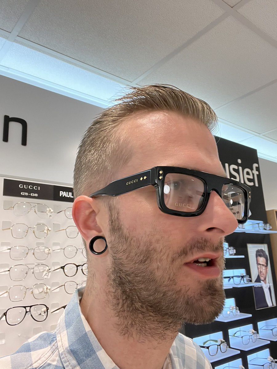 Brillen passen, en ik heb ineens heel veel behoefte om 400 pandjes te gaan kopen in Amsterdam