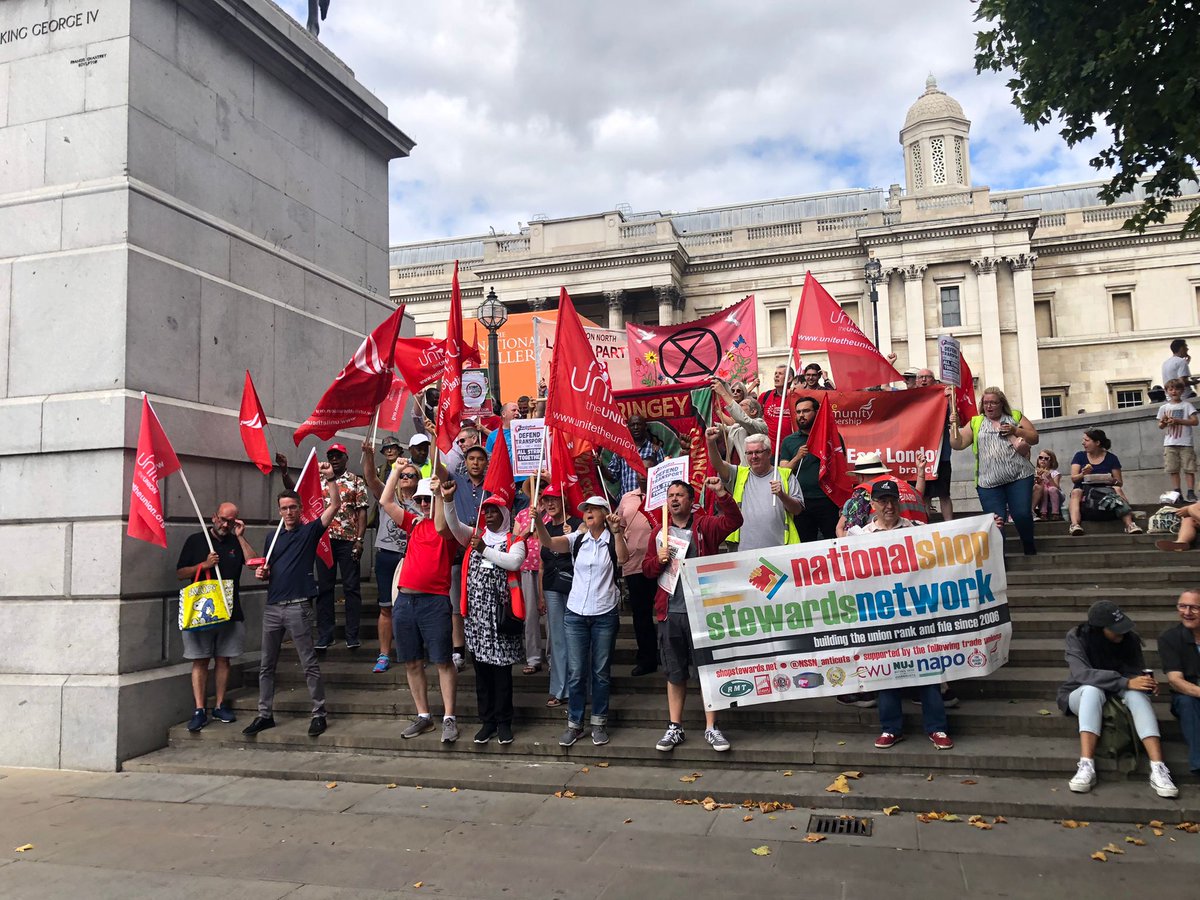 NSSN_AntiCuts's tweet photo. #NSSN supporting striking rail & bus workers on as well as protest against #London #buscuts #SupportRailWorkers
#EnoughlsEnough
#StrikeTogether
@RMTunion @RMTLondon @TSSAunion @unitetheunion @UniteLondonEast https://t.co/2Z3ue4jOzH