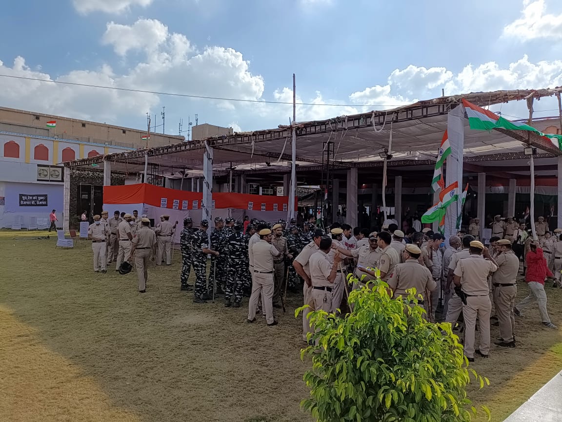 jd8129483's tweet photo. पुलिस के बेरीकेट्स तोड़ने में हमे कोई रस नही , लोगो के दिमाग में डाले बेरीकेट्स तोड़ेंगे , ताकि लोग अपनी आर्थिक महीसुस कर सके। 
#ChaloJantarMantar https://t.co/VeeznObvhM