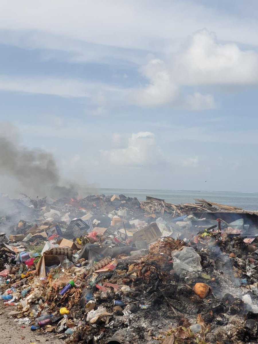 MoEnvmv's tweet photo. މާލެއަތޮޅު  މާފުށީ ކުނިކޮށްޓަށް  ޖަމާކުރެވި އެތައްދުވަހެއްވީ ކުނިފުނި  ފުރަތަމަ ފަހަރަށް އެއްކޮށްހުސްކޮށް ނިމިއްޖެ. މިކުނިތައް ގެނެވޭނީ ތިލަފުށި ވޭސްޓް ފެސިލިޓީއަށެވެ.
 900އަށްވުރެ ގިނަޓަނުގެ  އެކިބާވަތުގެ  ކުނި  ހިމެނޭ  މިކުނިފުނި ހުސްކުރީ މިނިސްޓްރީން ވެމްކޯއާއި ހަވާލުކޮށްގެން. https://t.co/5bG98FkINh