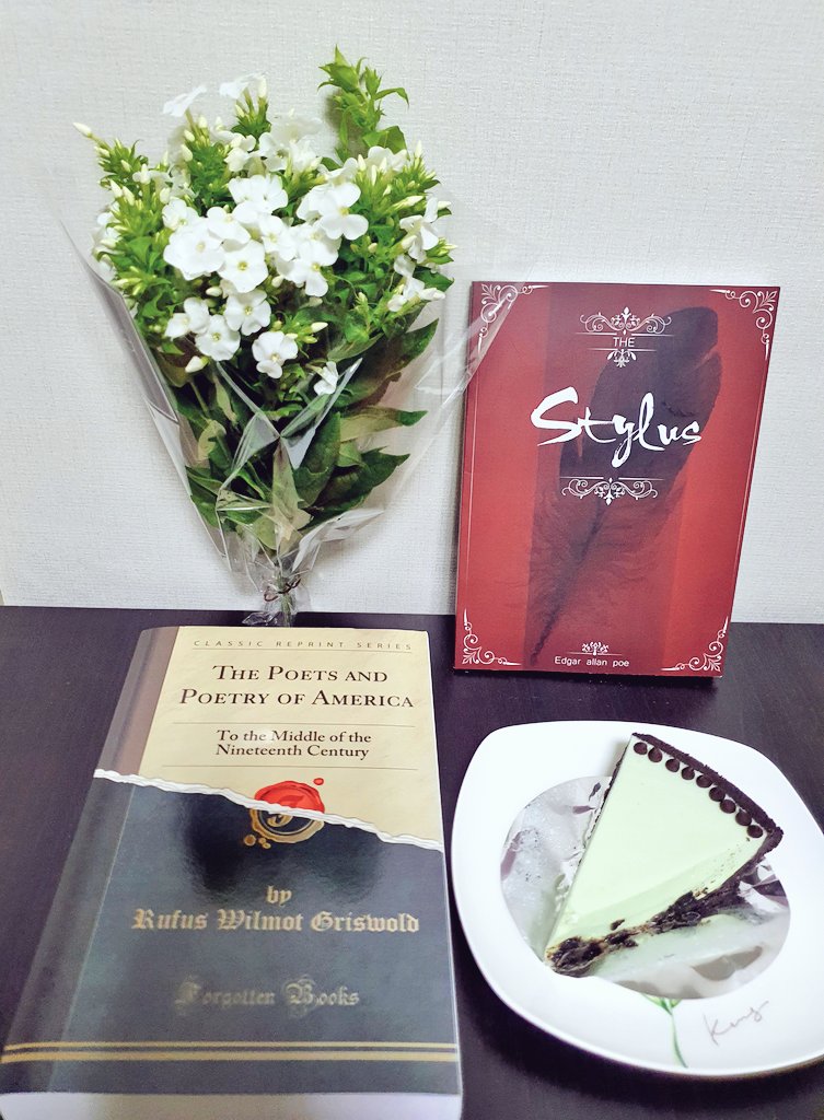 lilithsm627's tweet photo. 안녕, 내 작가님. 인사하러 왔어요.
올해는 꽃을 챙긴 대신 술이 없네요. 자꾸 하나씩 빠뜨려서 미안하지만, 탐라에서 많이 드셨으니 한 해 정도는 못 챙겨도 봐주세요. 이제 거의 잊고 지낸다 싶으면서도 이맘때만 되면 생각이 나요. https://t.co/2pWWEEZiLK