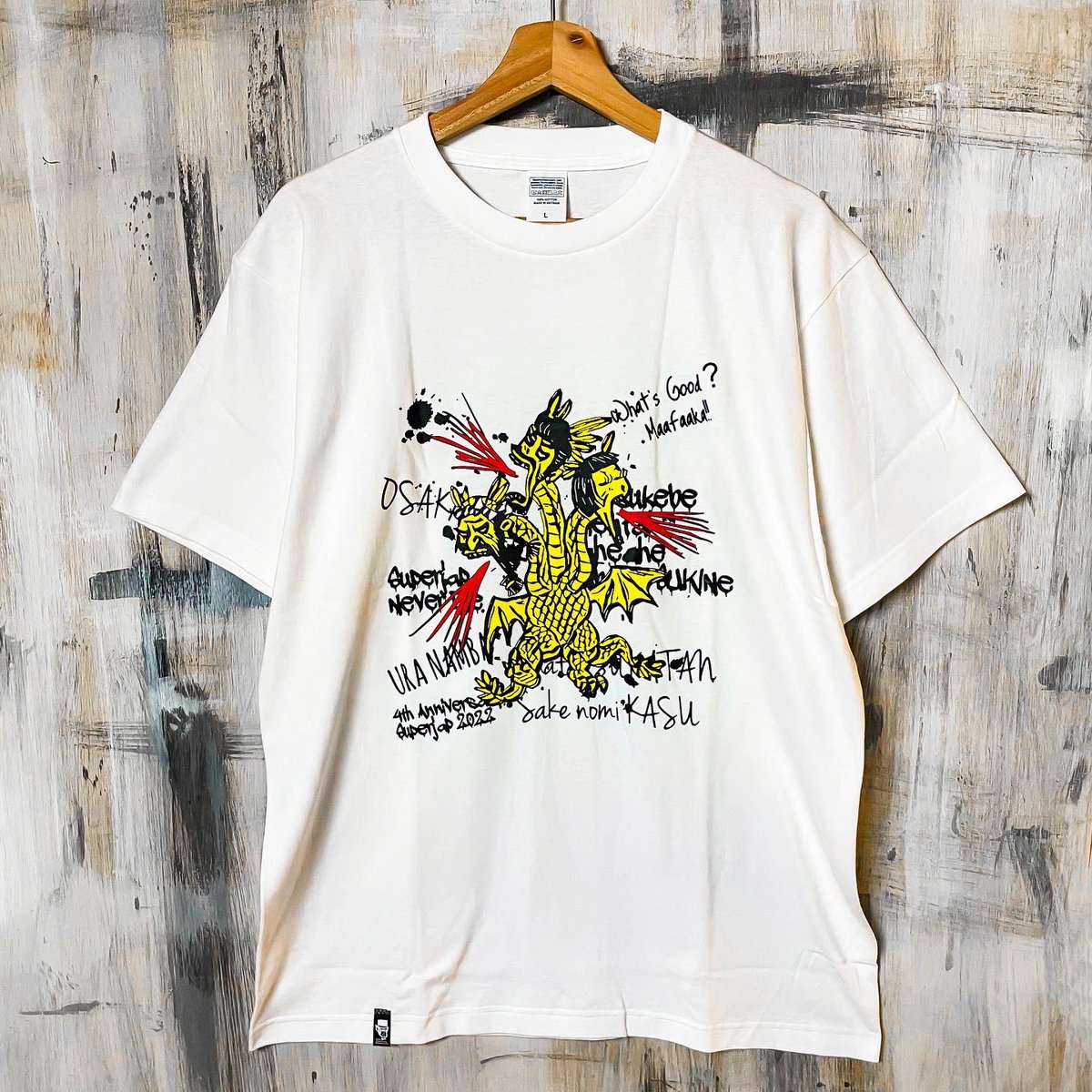 monkey6960's tweet photo. 【スーパージャップ4周年限定“ジャップギドラTシャツ”】販売開始🐒🔥
https://t.co/RNUHaYqlHR
スーパージャップ4周年を記念して作られた、“ジャップギドラ”Tシャツ。
フロントにマグナム弾吉が描いた怪獣。
シャック、マグナム弾吉、かなた狼の3馬鹿トリオが揃った最強の状態をイメージしました。 https://t.co/GXRv1Fo6tJ