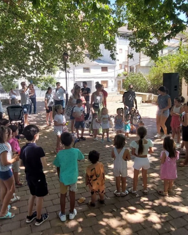 ElSierraFest's tweet photo. Qué buen rollo da #SierraKids!!! Música, talleres y el arte de los que marcarán el camino, como Ainara, que nos enseña orgullosa su creación serreña 🎨🖌️

Seguimos con música, chuleticas, morcilla y lo que mandes.

Vente a Valparaíso! 🎸
En breve, @elninodelviento

Entrada libre. https://t.co/xce8WLGowb