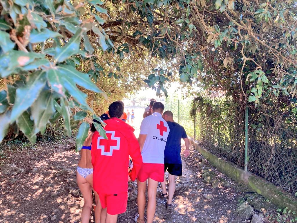 A solicitud de <a href="/112Cantabria/">112 Cantabria</a> desplazamos personal del servicio de socorrismo en #Noja para evacuar a una persona accidentada en los acantilados por la zona de #PuntaDeLaMesa. Se transfiere a <a href="/061Cantabria/">061 Cantabria</a> para su traslado al centro hospitalario.